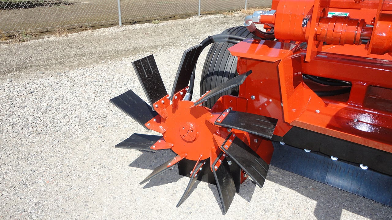 860 High Capacity, Low Dust PTO Nut Harvester